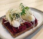 Los smørrebrød, plato insignia de la gastronomía danesa, es la propuesta original para sorprender a tu pareja