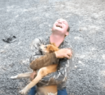 Hombre excava sin descansar un momento para salvar a su perrito que estaba dentro de una tubería