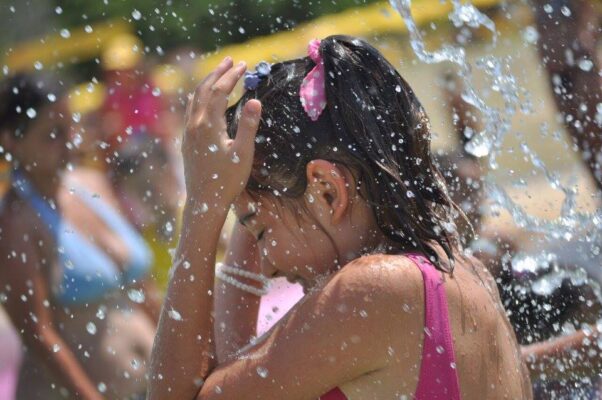 la-propuesta-de-juegos-con-agua-para-refrescar-el-verano