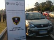 Detienen a dos delincuentes por circular con un auto robado en Villa Riachuelo