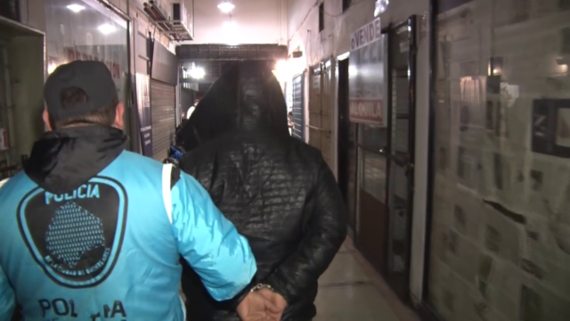 un-detenido-doce-clausuras-y-entre-ellas-un-cine-pornografico