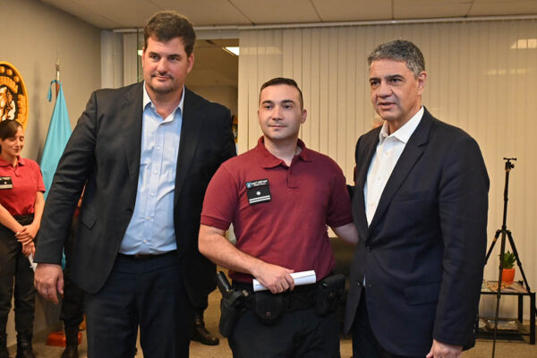 Burzaco-y-Jorge-Macri-visitaron-la-Sede-Central-de-la-PolicC3ADa-de-la-Ciudad-y-reconocieron-a-oficiales-por-labor-destacada