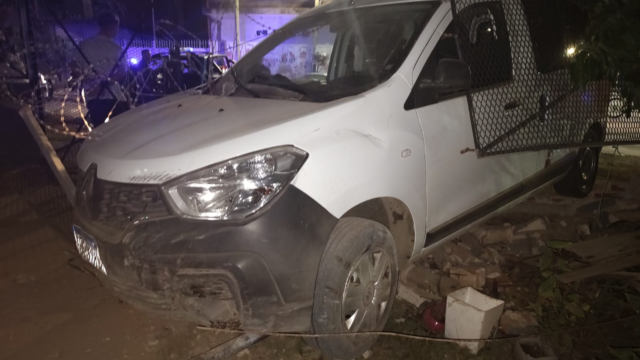 Escapaba-en-un-vehiculo-robado-choco-contra-una-casa-en-Budge-y-fue-detenido-debajo-de-una-cama
