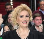 Iva Zanicchi sufrió una severa caída de la escalera