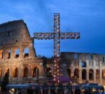 El Vía Crucis sin el Papa, y con la guerra como eje