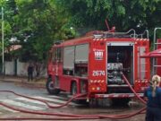 Se incendió un depósito de papel y seis dotaciones de bomberos intentan controlar el fuego