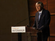 Premiaron en Roma a un escritor y filántropo argentino por promover valores humanos