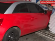 Accidente en La Paternal, un auto quedó incrustado en un local de Argentinos Juniors