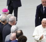 El Papa está mejor de salud y dice: “Hoy la Iglesia necesita de su genialidad porque tiene que protestar, llamar, gritar”