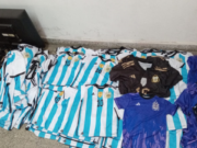 Secuestran indumentaria deportiva en un taller clandestino en el barrio de Villa Lugano