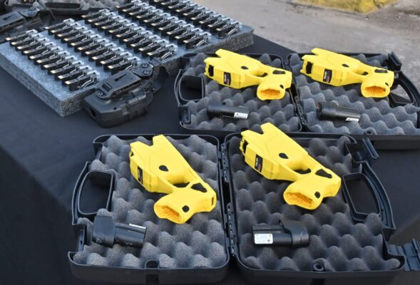 La-fuerza-porteC3B1a-se-capacita-para-comenzar-a-utilizar-60-pistolas-taser