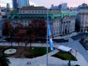 La bandera de flameo más grande del país fue confeccionada por la Ciudad y se izó en la Plaza de Mayo