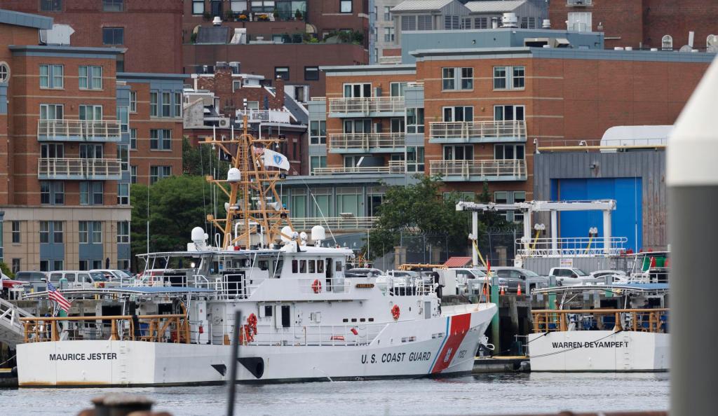 Vista del operativo de la Guardia Costera de EE.UU., este 20 de junio de 2023, que se despliega para hallar un submarino que intentaba visitar los restos del Titanic, en Boston, Massachusetts. EFE/Cj Gunther