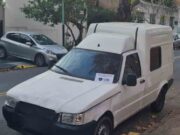 Detienen a un ladrón que intentaba forzar la puerta de una camioneta Fiorino