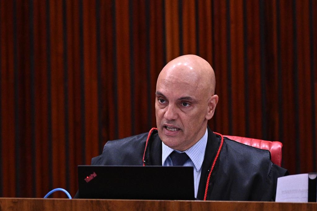 El presidente del Tribunal Superior Electoral (TSE), Alexande de Moraes, habla durante la sesión de juicio contra el expresidente de Brasil Jair Bolsonaro en el Tribunal Superior Electoral (TSE), el 27 de junio de 2023, en Brasilia (Brasil). EFE/Andre Borges