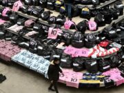 Gorras, zapatillas y remeras de Messi: Secuestran más de 30 mil prendas falsificadas por valor de 200 millones de pesos