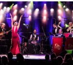 Elizabeth Karayekov vuelve con su big band y un show renovado al escenario de La Trastienda