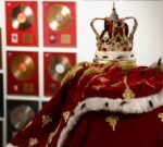 Los “tesoros” de Freddie Mercury, en una exposición previa a su subasta