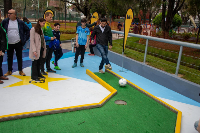 La-Comuna-11-inauguro-la-primera-cancha-de-Futgolf