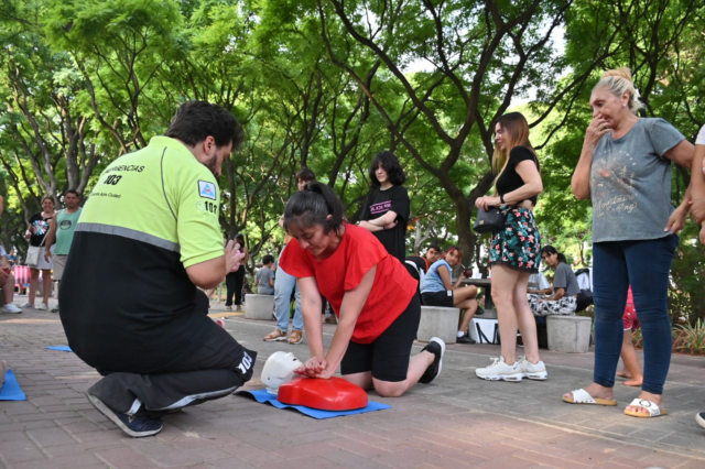 Capacitaciones-en-esquinas-colegios-y-parques-en-el-mes-de-la-Reanimacion-Cardiopulmonar