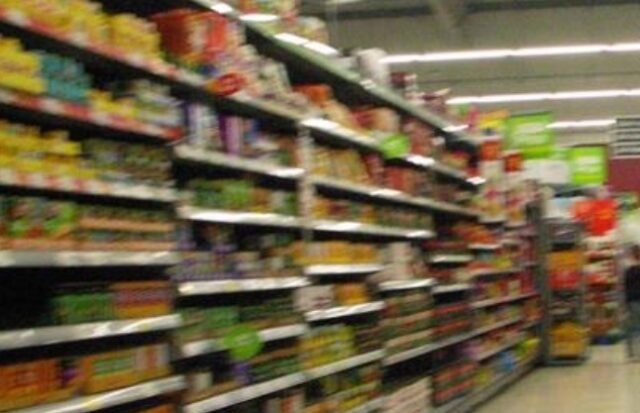 gondola-supermercado-fuera-de-foco