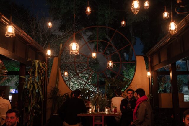La-terraza-con-combina-arte-y-tragos-en-Palermo-scaled-1