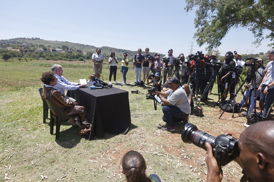 ob Mathews, portavoz de la familia Steenkamp, y Annade Hofmeyer, el equipo legal de la familia Steenkamp,