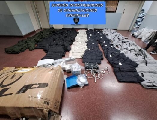Incautan-850-prendas-de-contrabando-en-Villa-Lugano-valuadas-en-mas-de-17-millones-de-pesos-scaled-1