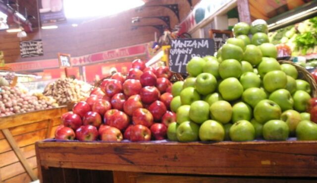 supermercado-manzanas-comida-gondolas