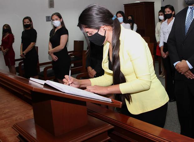 Magali jurando como abogada ante las autoridades de su país. (Foto: Magali Giménez Bogarin)
