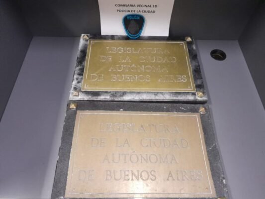 Detienen-un-robabronces-y-recuperan-placas-de-la-Legislatura-portena-scaled-1