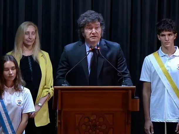 El-llanto-de-Javier-Milei-al-ver-emocionada-a-Sandra-Pettovello-en-el-Instituto-Cardenal-Copello