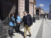 Operativo despeje y limpieza en Constitución: Desalojan a 250 manteros