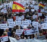 Miles de personas apoyan a Pedro Sánchez ante el Congreso en una marcha sin siglas políticas