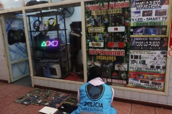Recuperaron-mas-de-370-computadoras-robadas-tras-allanamientos-en-la-Ciudad-y-el-Conurbano-scaled-1