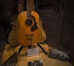La guitarra perdida de John Lennon reaparece para batir récords de subasta