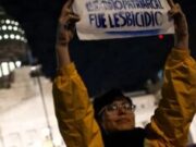 Unas 2000 mujeres y LGTBIQ+ reclamaron justicia por el ataque contra lesbianas en Barracas, al que vincularon con “la violencia que ejerce del Gobierno de Milei”