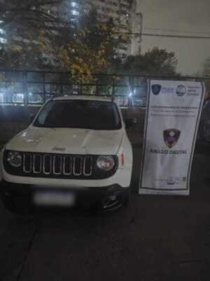 Detienen-a-cuatro-delincuentes-con-un-inhibidor-de-senal-a-bordo-de-una-camioneta-con-pedido-de-captura-por-robo-scaled-1