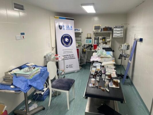 Clausuran-un-centro-de-estetica-que-contaba-con-un-quirofano-ilegal-y-secuestran-medicamentos-vencidos-scaled-1