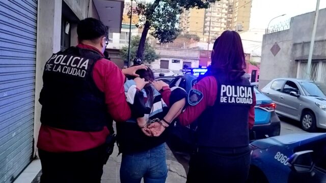 Tres-detenidos-por-robar-y-golpear-a-un-hombre-en-su-casa-en-Parque-Chacabuco-scaled-1