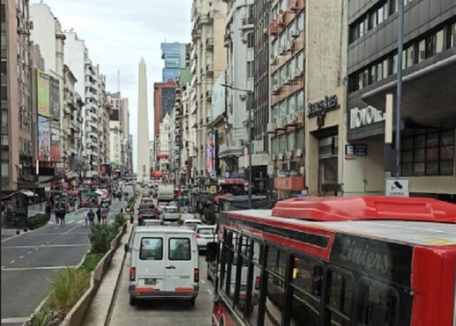 avenida-corrientes-autos-y-colectivos