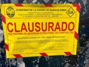 Rescatan 36 perros tras desalojo de predio en Constitución