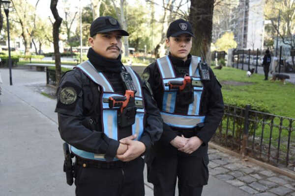La-Policia-de-la-Ciudad-ya-usa-las-pistolas-de-baja-letalidad-en-las-calles-portenas-scaled-1