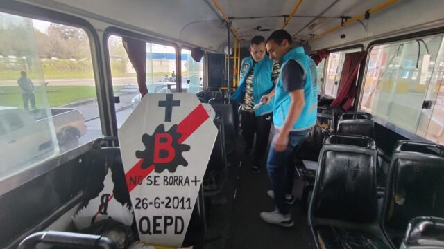 incautaron-armas-blancas-pirotecnia-bebidas-alcoholicas-y-ataudes-de-carton-con-el-escudo-de-River