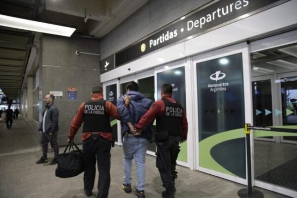 Un-delincuente-chileno-fue-expulsado-del-pais-tras-entrar-a-robar-en-Saavedra-scaled-1