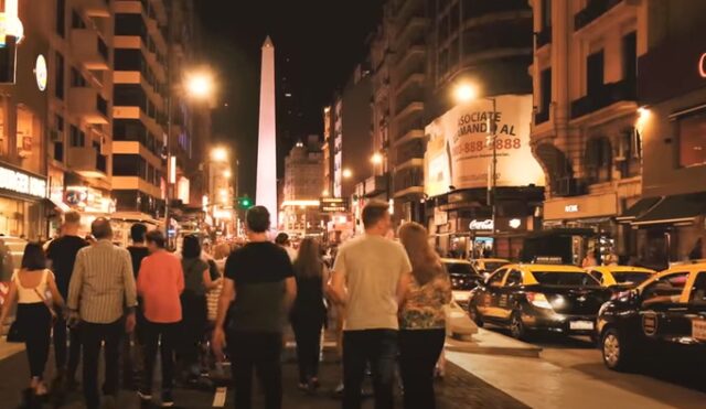avenida-corrientes-de-noche-sabado-gente