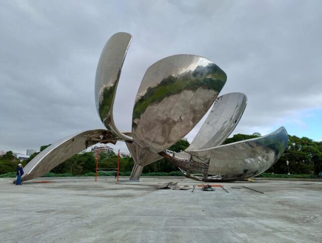 La-Ciudad-realizo-la-apertura-total-de-la-Floralis-Generica-para-evaluar-los-danos-estructurales-que-tiene-la-iconica-escultura