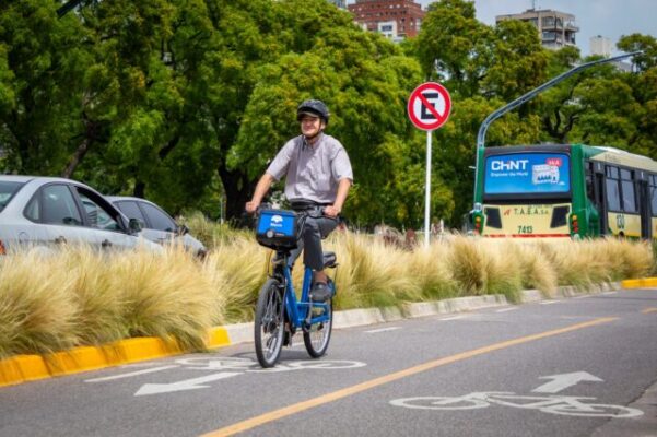 Club-Simple-y-BA-Ecobici-brindan-un-descuento-para-que-las-personas-mayores-disfruten-de-la-Ciudad-en-bicicleta-scaled-1