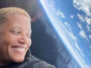 La primera mujer afroamericana piloto de SpaceX llega al Planetario