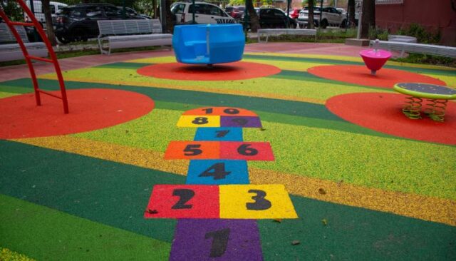 Se-inauguro-un-nuevo-patio-de-juegos-en-Concepcion-Arenal-y-Conesa-scaled-1